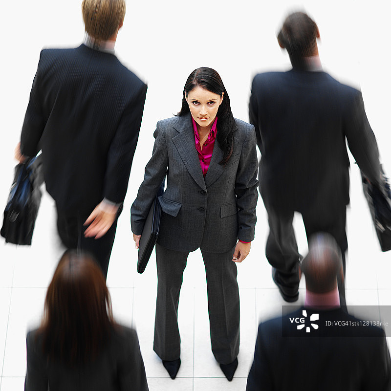 年轻女商人站在高管中的俯视图图片素材