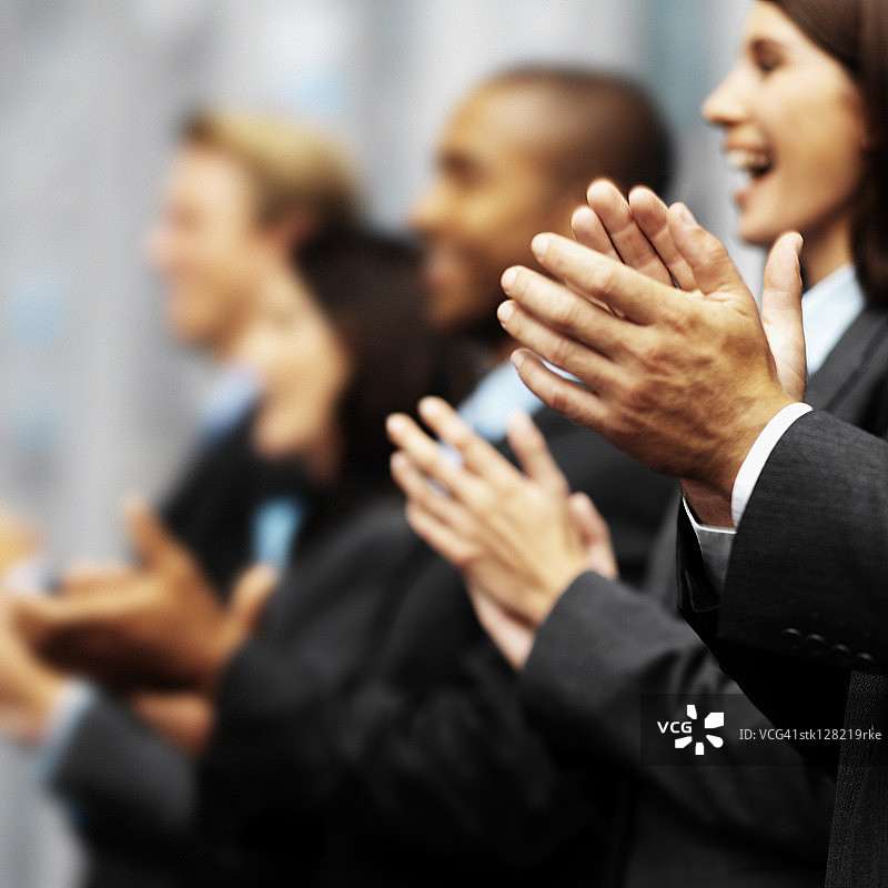 鼓掌的年轻高管团队的侧面照（模糊）图片素材