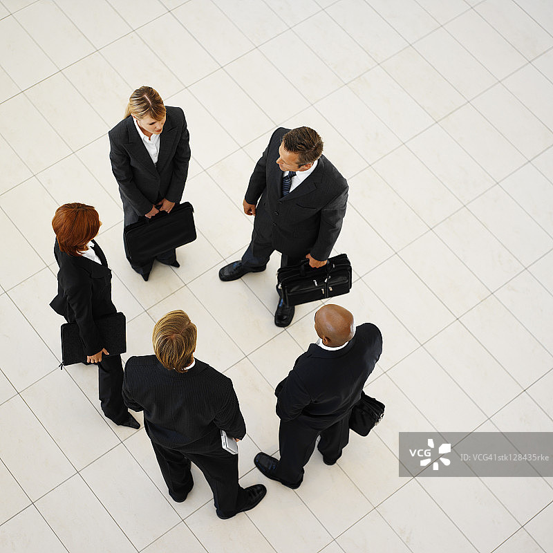 一群商务高管交谈的高角度视图图片素材
