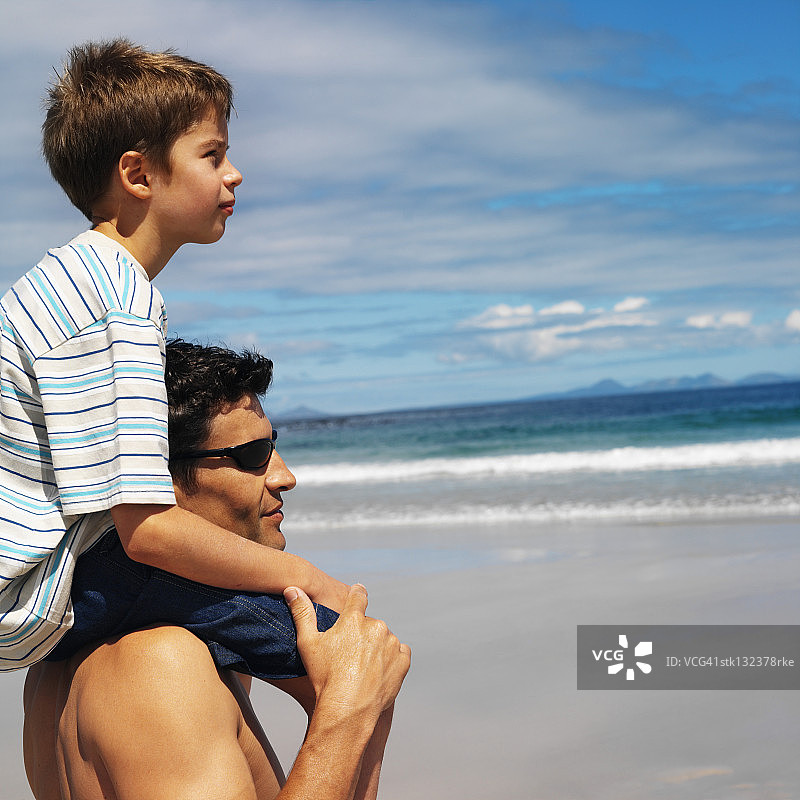父亲背着儿子图片素材