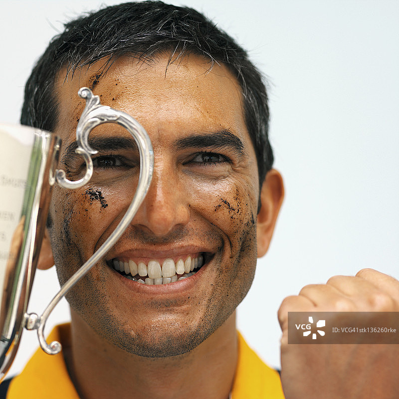 橄榄球运动员手捧奖杯特写镜头图片素材