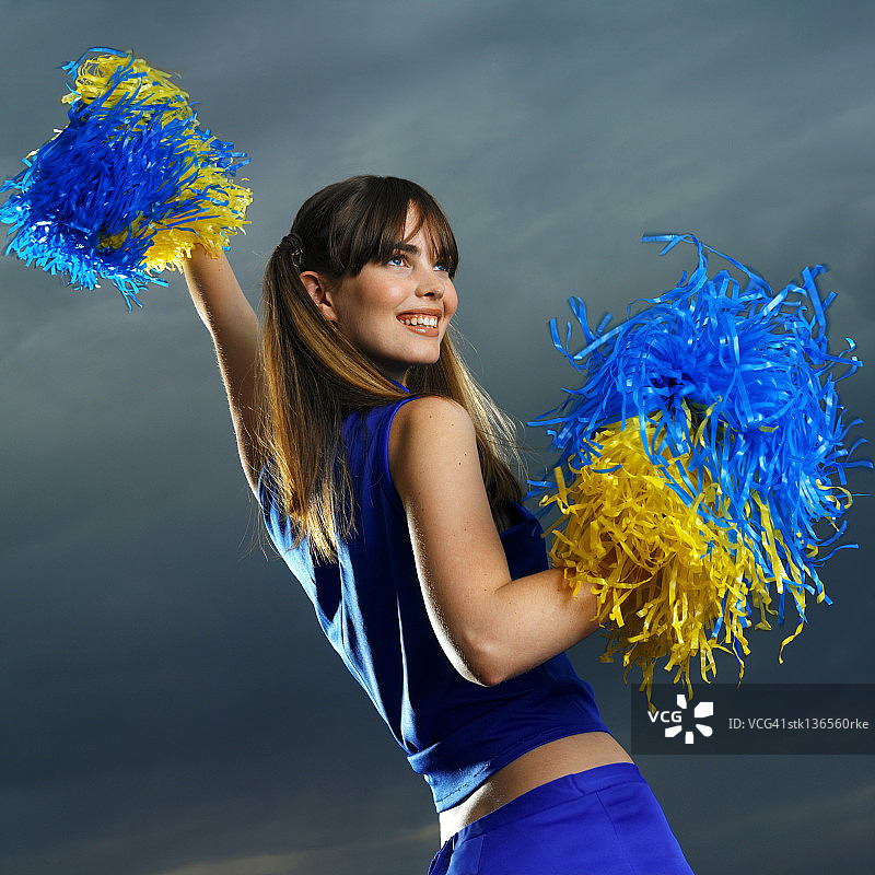 手持彩球的啦啦队队员图片素材