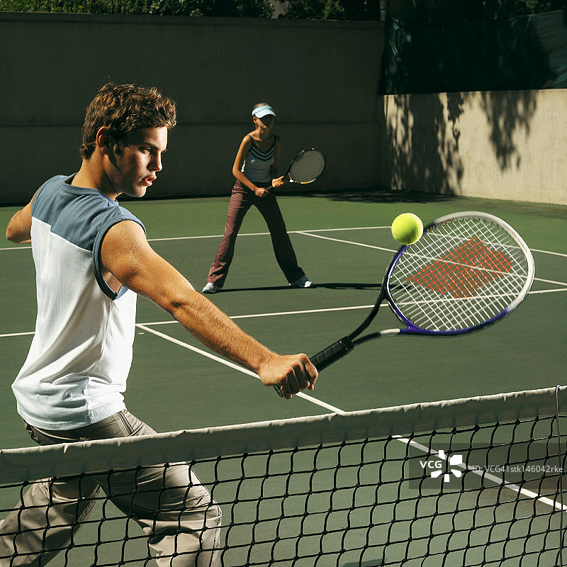 年轻男女打混合双打网球图片素材