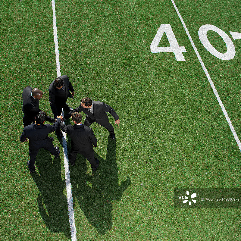 足球场上商人聚集在一起的高角度视图图片素材