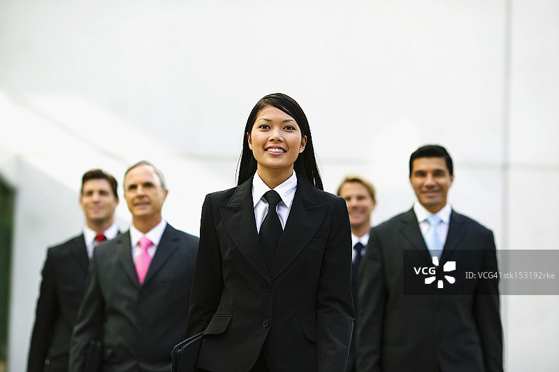 商务主管一起行走图片素材