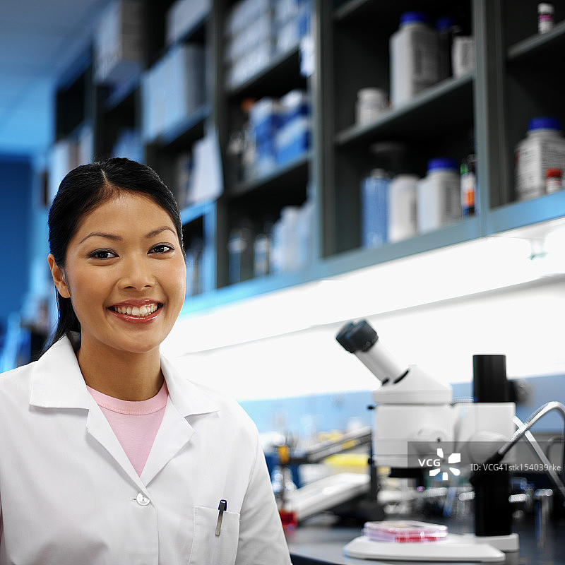 年轻女微生物学家看着镜头的肖像（色调处理）图片素材