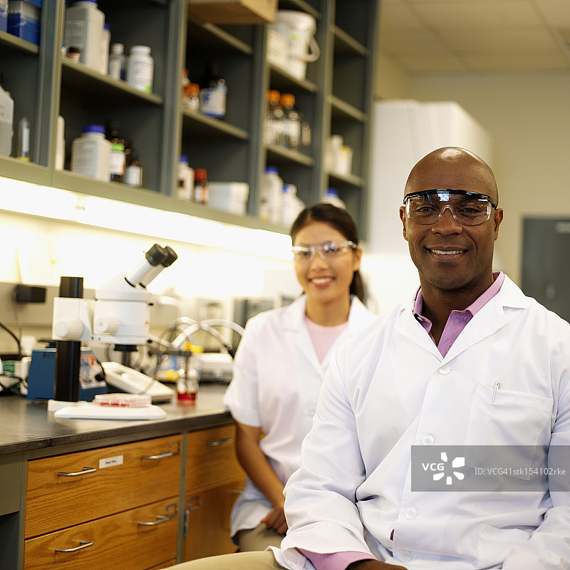 年轻男女微生物学家肖像图片素材