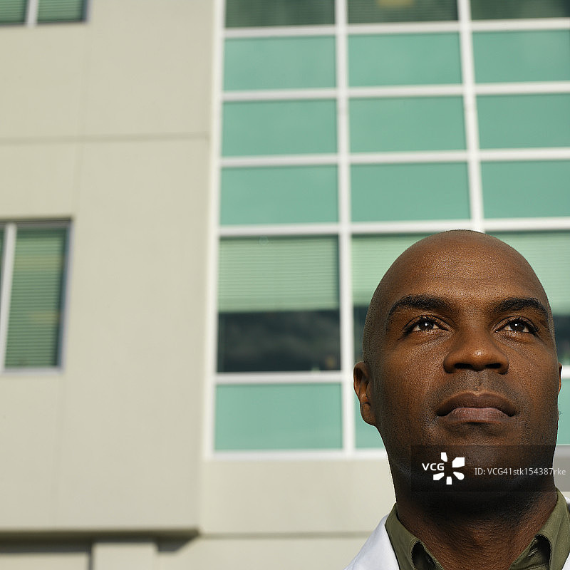 站在户外向前看的年轻男微生物学家图片素材