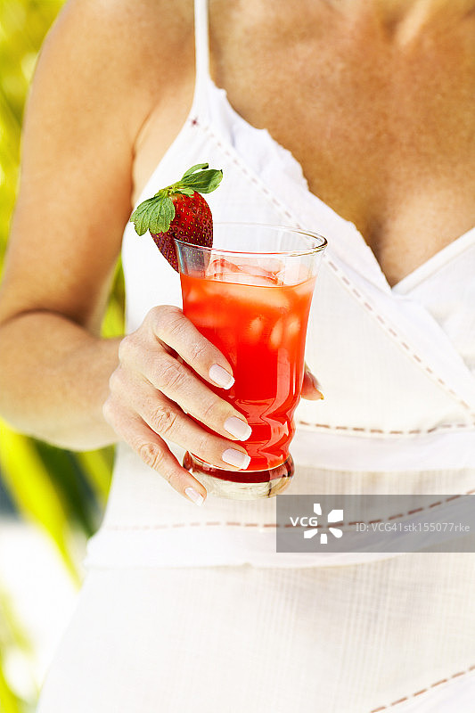 女人手拿草莓饮料图片素材