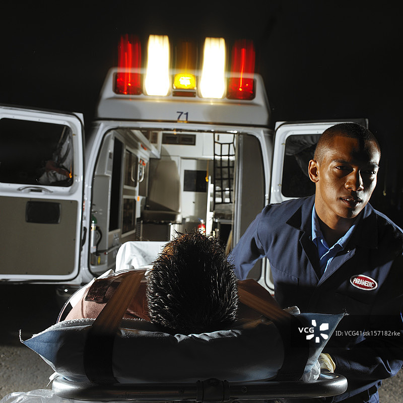 护理人员紧急将病人送往救护车图片素材