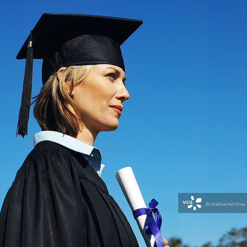 年轻女毕业生的侧面轮廓图片素材