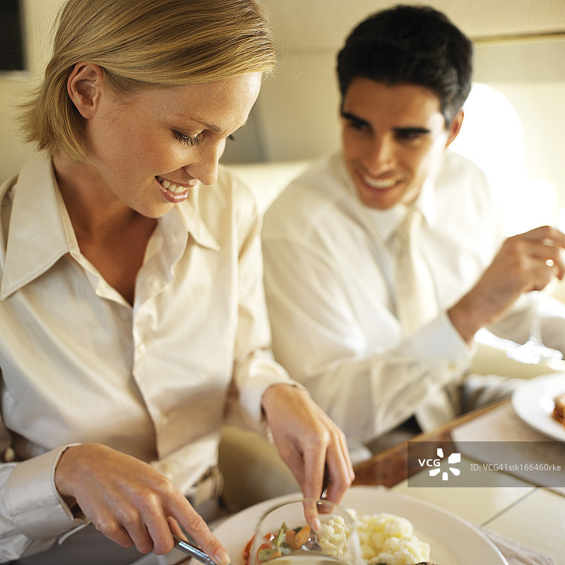 商务人士在飞机上用餐图片素材