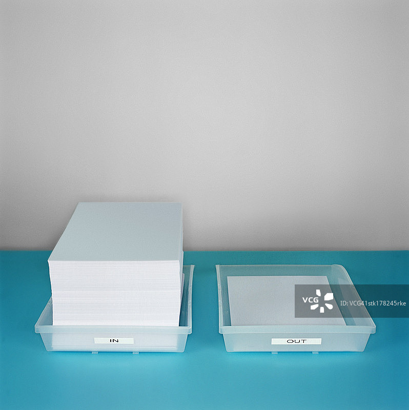 收件箱中堆积如山的纸张图片素材