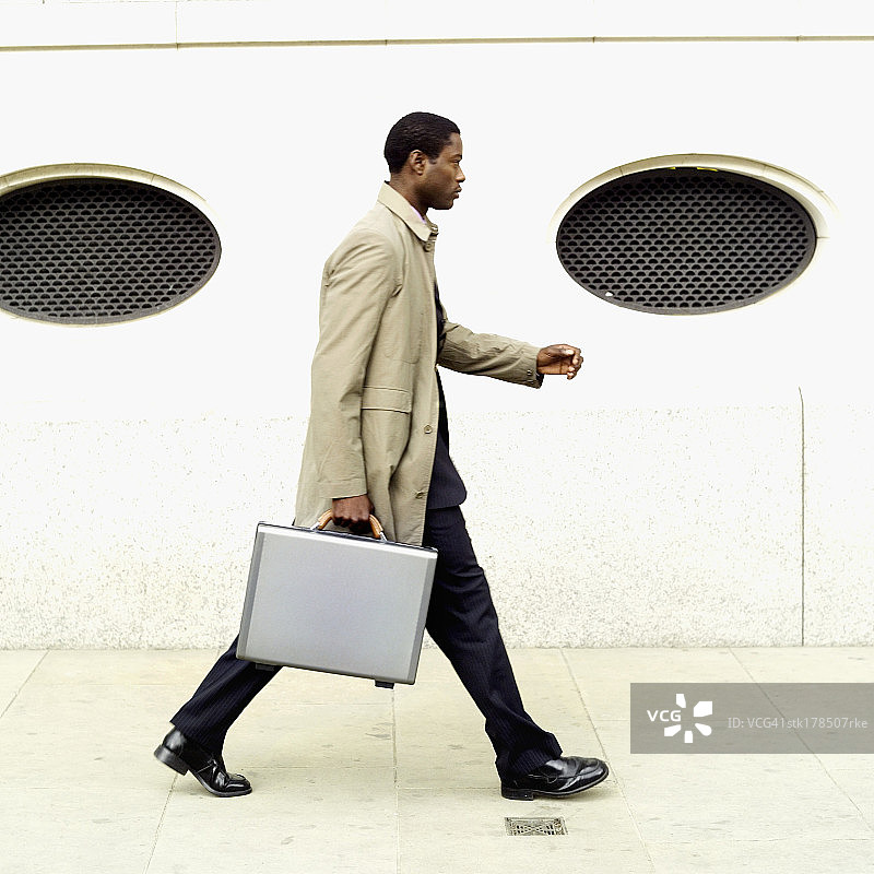 手提公文包的商务人士侧面像图片素材