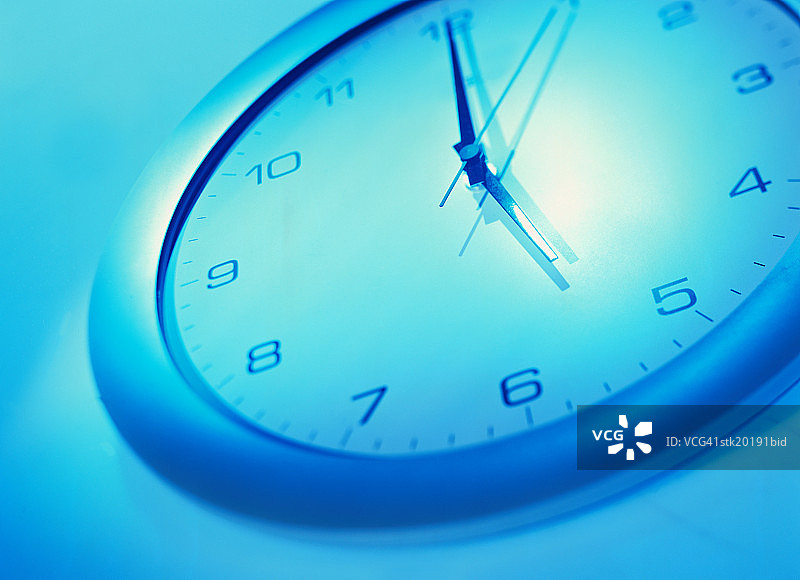 钨色调的墙钟仰视图片素材