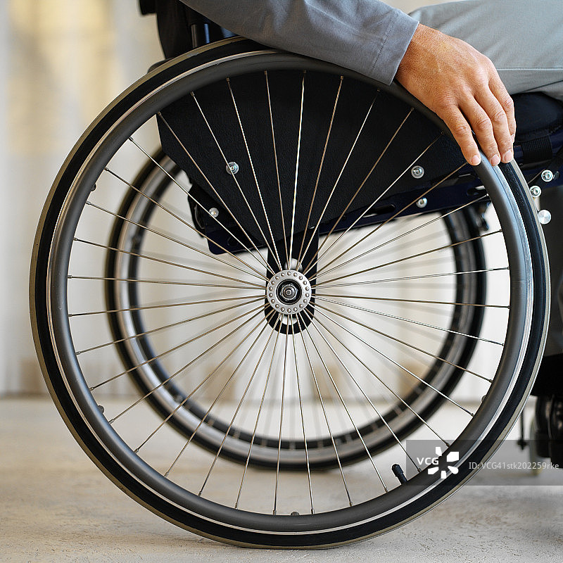 坐在轮椅上的男子中部视角特写图片素材