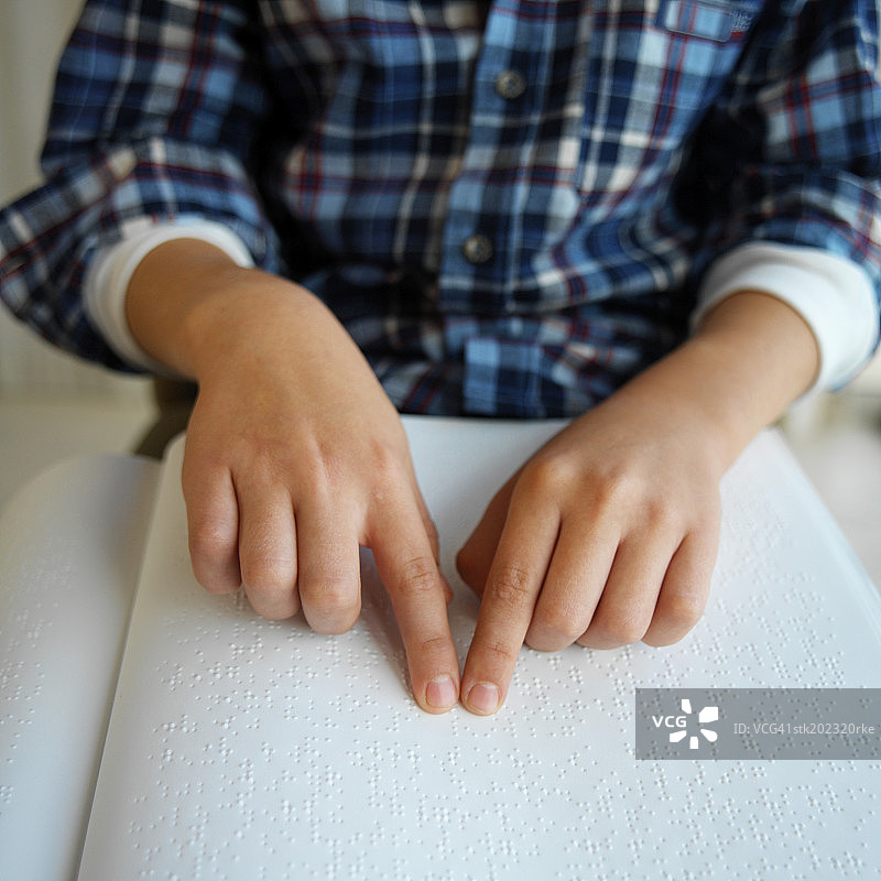 阅读盲文的人的腰部照片图片素材