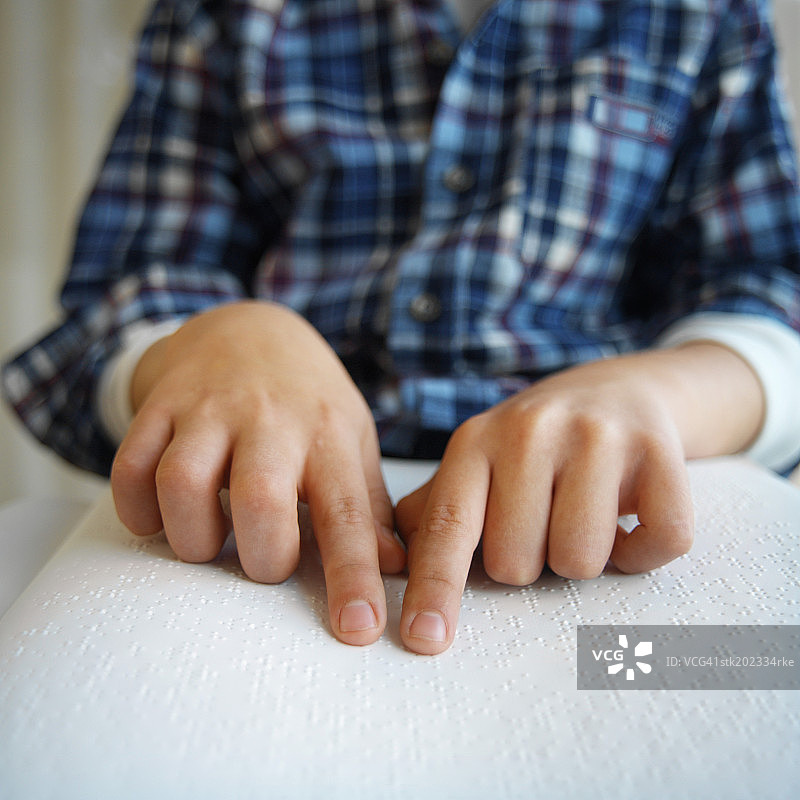 盲人阅读盲文的中段特写图片素材