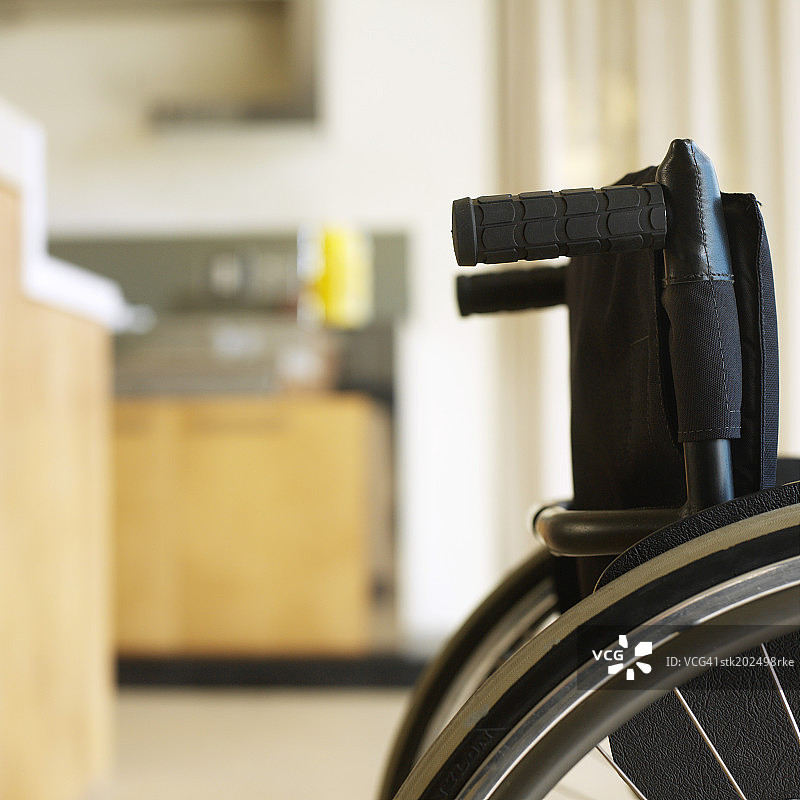 厨房里的轮椅特写图片素材