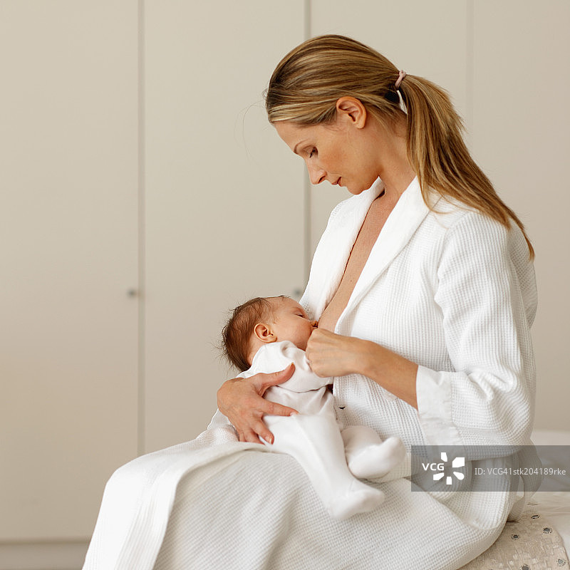 特写：6-12个月大的婴儿哺乳图片素材
