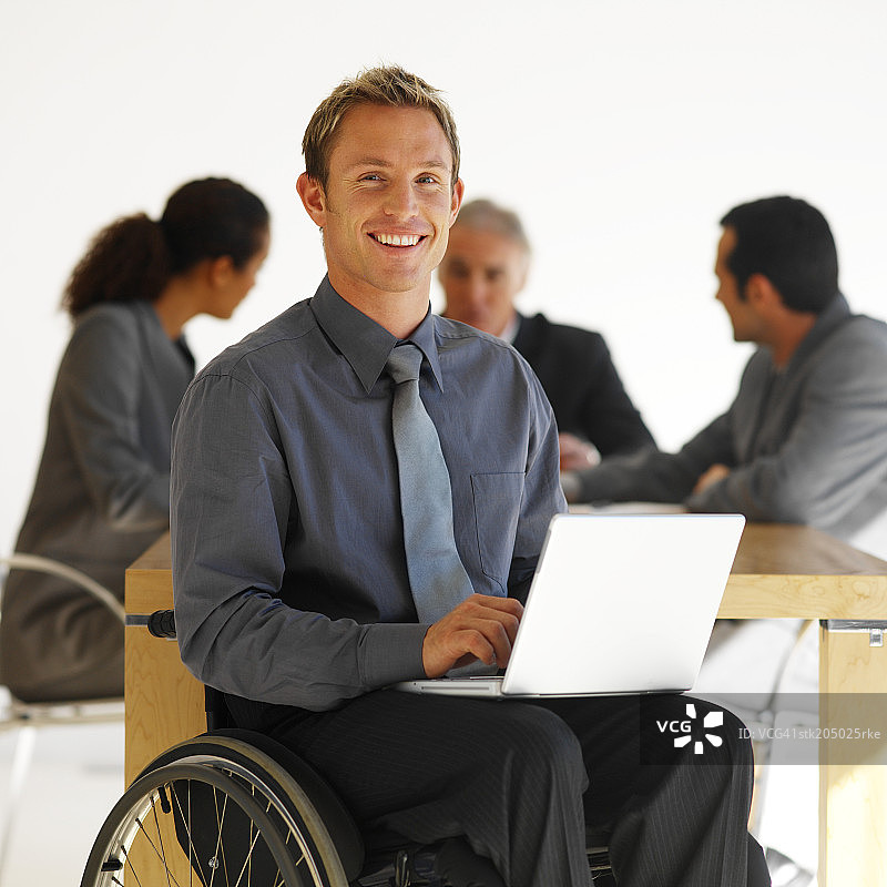 坐在轮椅上的商人与商务人士会议场景的肖像照图片素材
