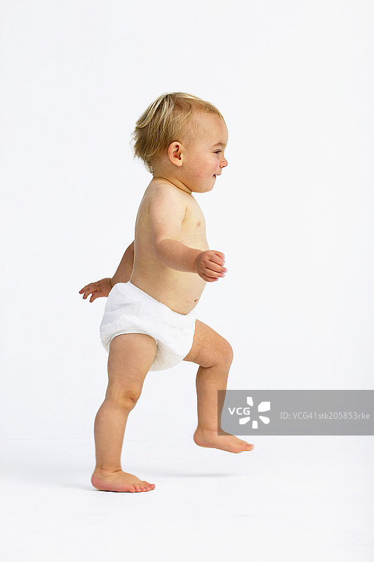 奔跑的宝宝（18-24个月）侧面照图片素材