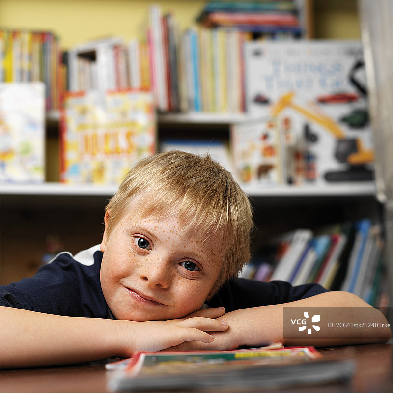 在教室里的唐氏综合征男孩肖像图片素材