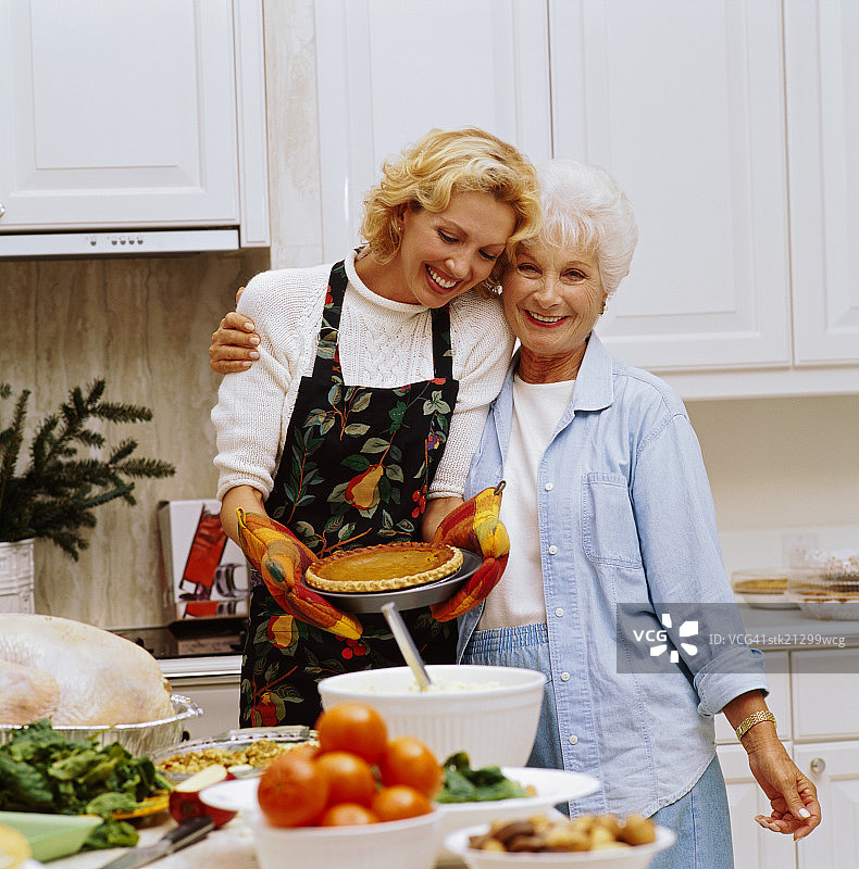 一位妇女和她的母亲准备感恩节大餐的肖像图片素材