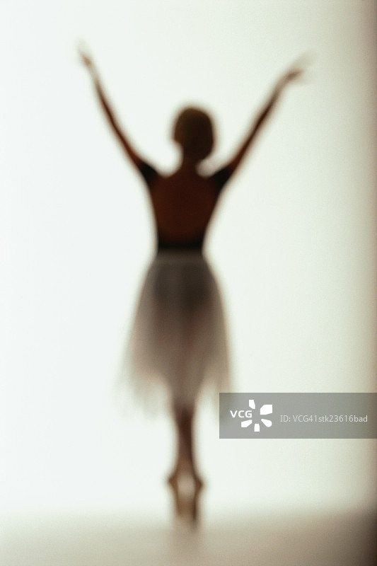 表演芭蕾舞的年轻女子（剪影）图片素材