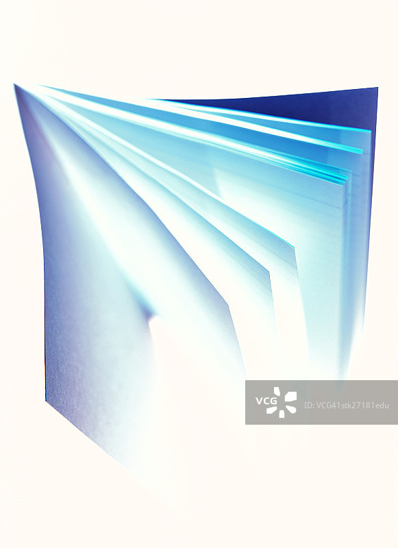 翻开的书页飞舞的高角度视图图片素材