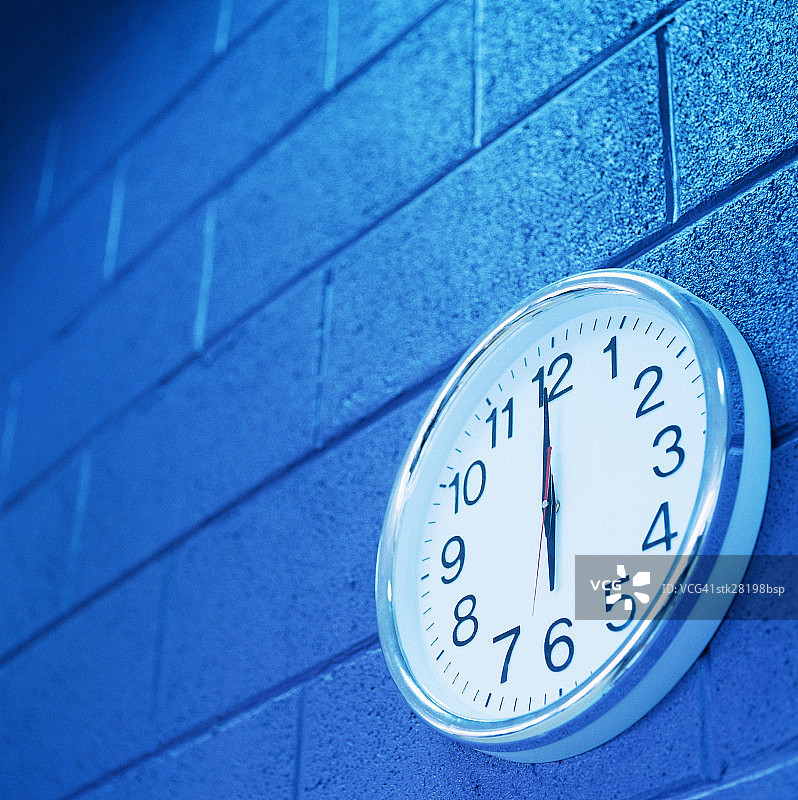 钨色调的墙钟仰视图片素材