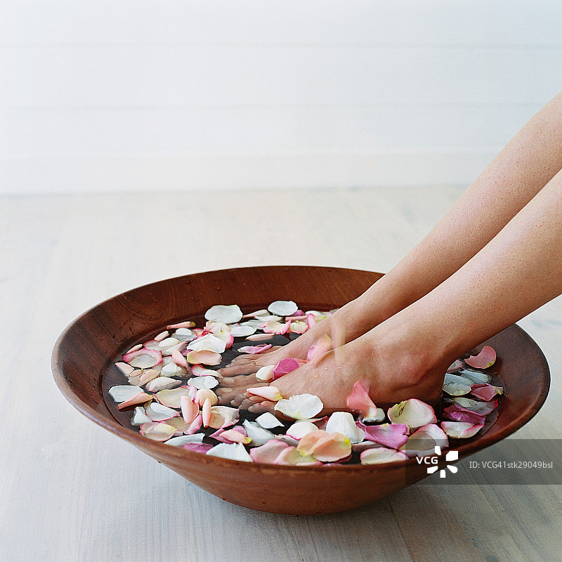 女人用玫瑰花瓣浸泡双脚图片素材