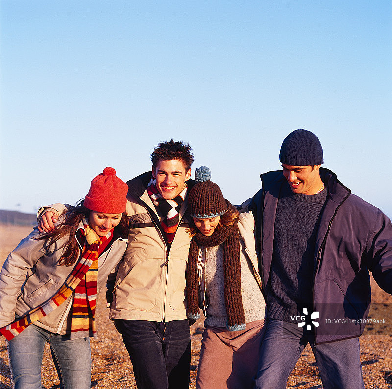 两对情侣互相拥抱在户外行走图片素材