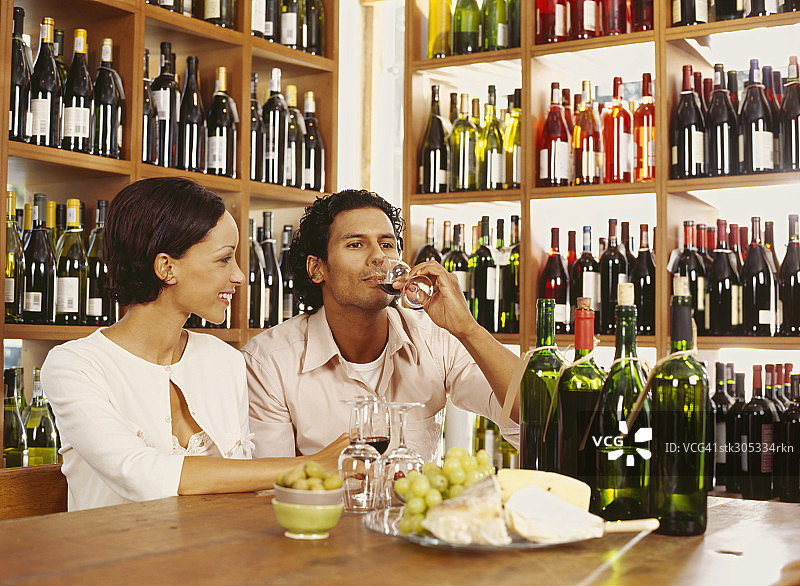 年轻情侣喝葡萄酒图片素材