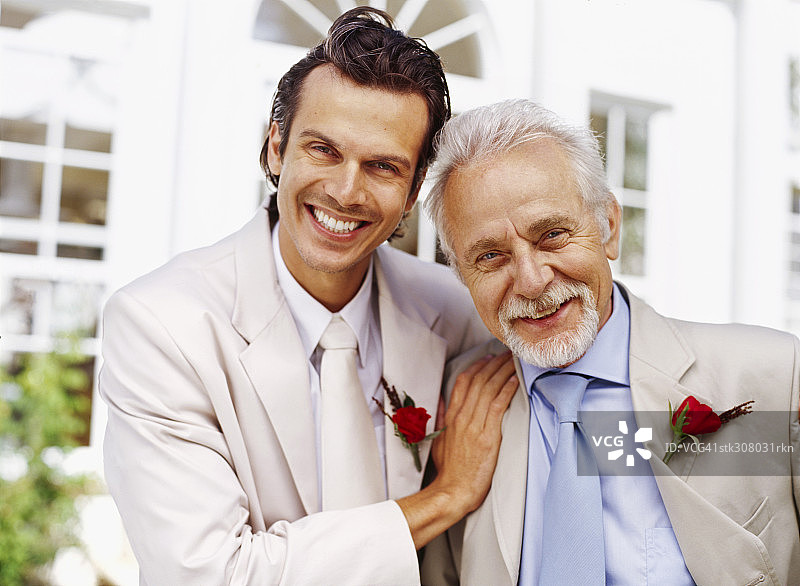 新郎与父亲的肖像图片素材