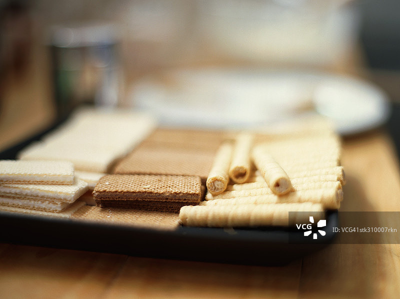 托盘中的威化饼干和漩涡图片素材