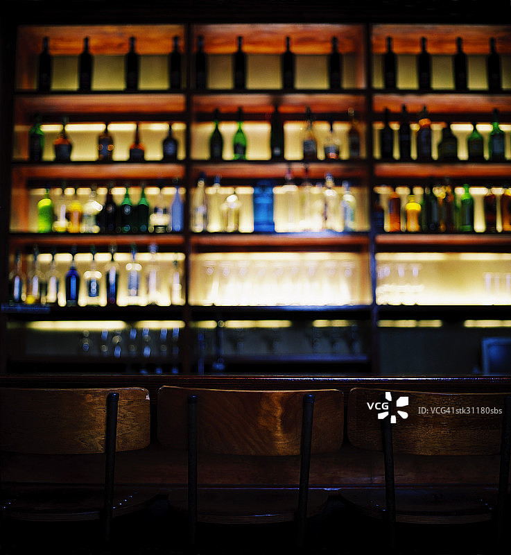 酒吧架子上的一排瓶子图片素材