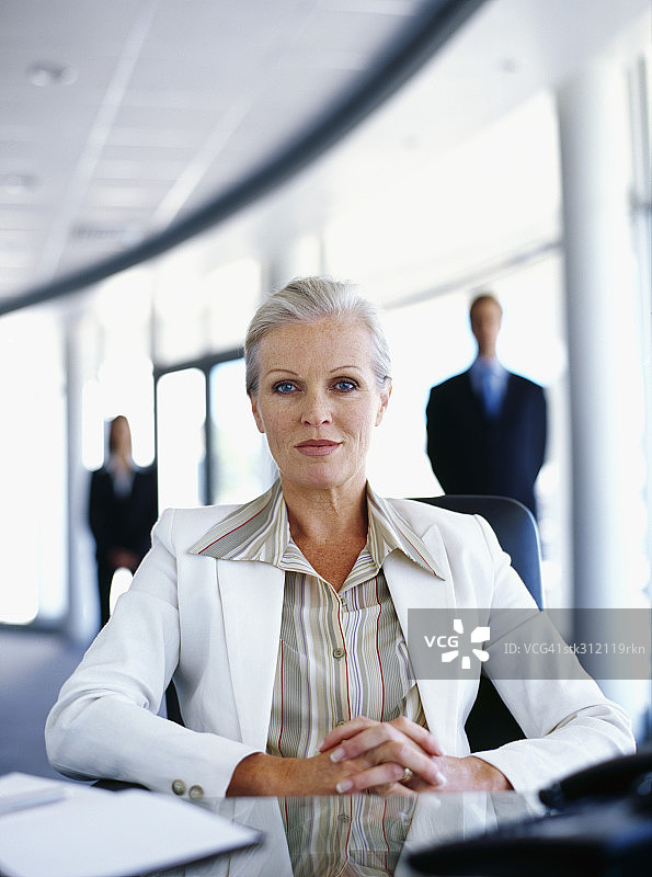 坐在办公室椅子上的女商人肖像图片素材