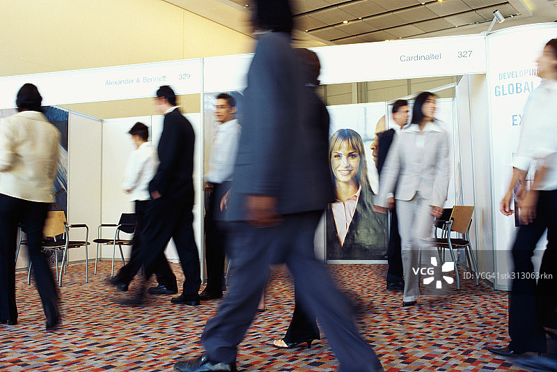 展会上行走的一群商务人士图片素材