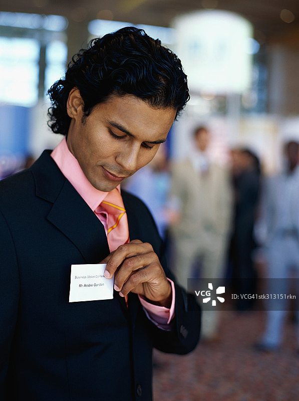 商人整理工牌的特写图片素材