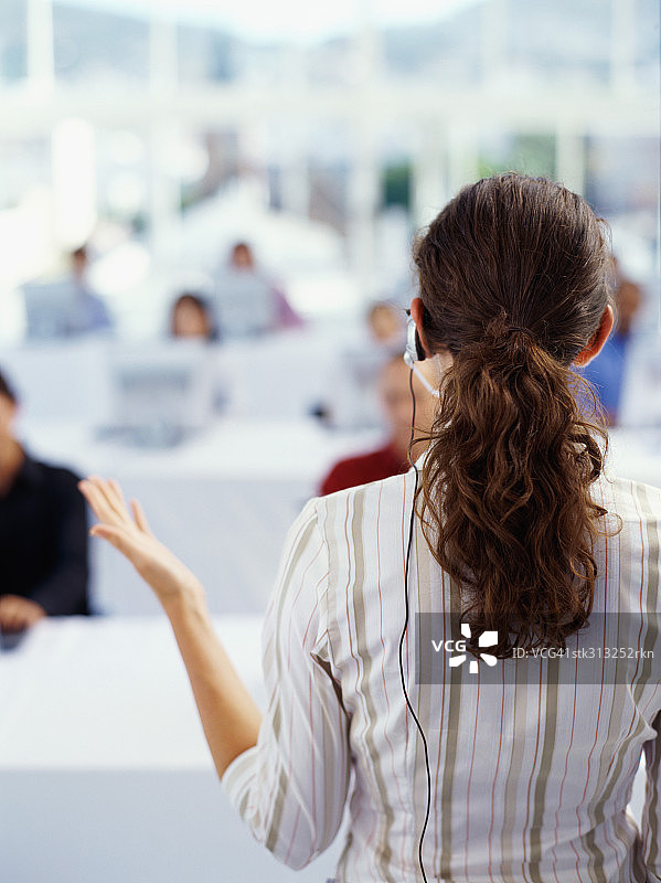 女商人于研讨会上培训业务主管（背面视角）图片素材