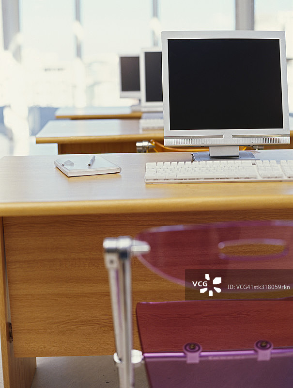 办公室里一排电脑图片素材