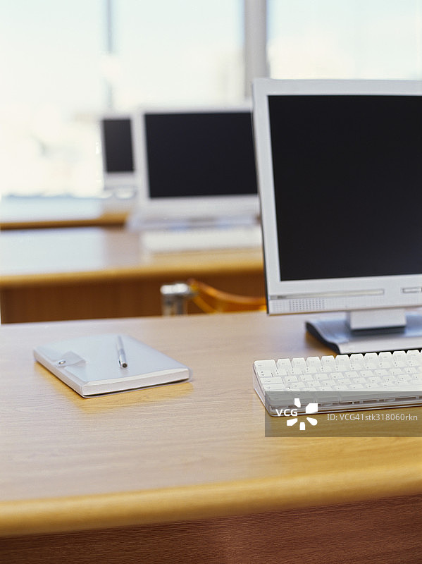 办公室里一排电脑图片素材