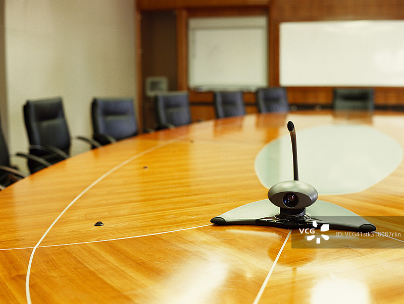 办公室会议室，桌子上放着视频会议摄像头图片素材