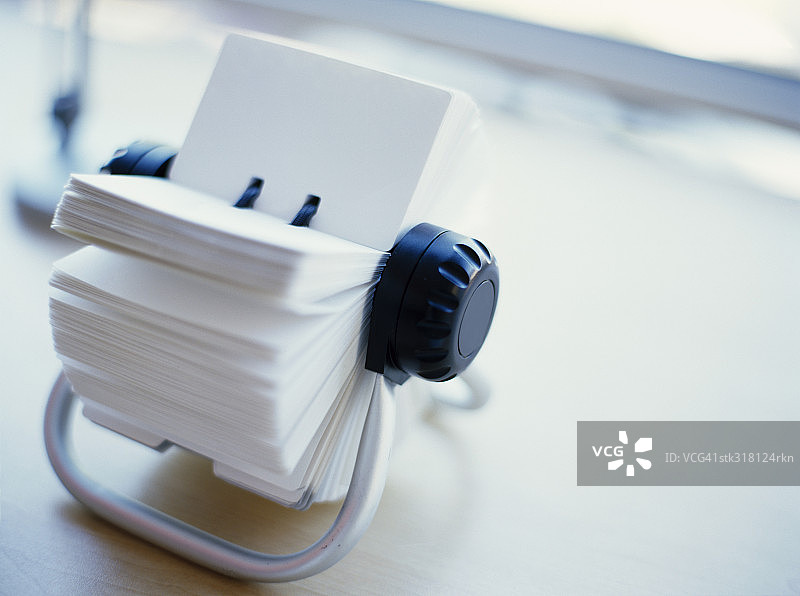 高角度拍摄：旋转式地址卡片文件图片素材