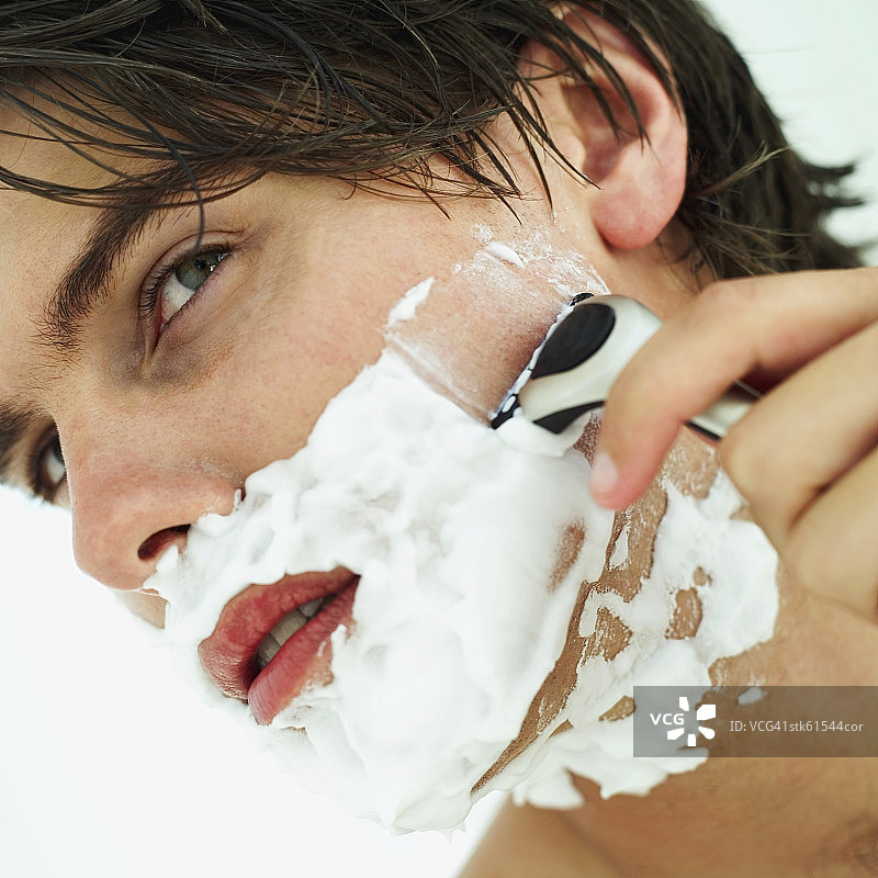 男人刮胡子的特写图片素材