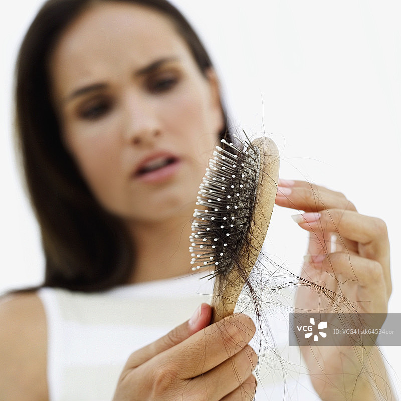 女人因脱发而苦恼图片素材