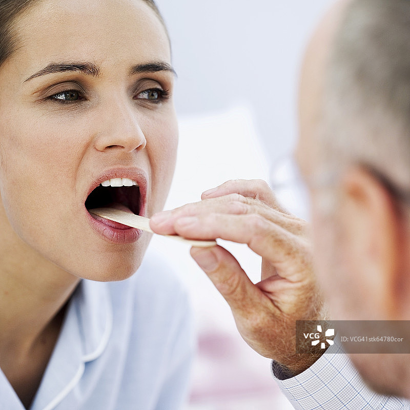 医生用压舌板检查女性图片素材