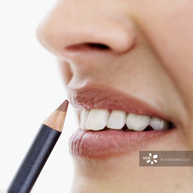 女士涂抹唇线特写图片素材