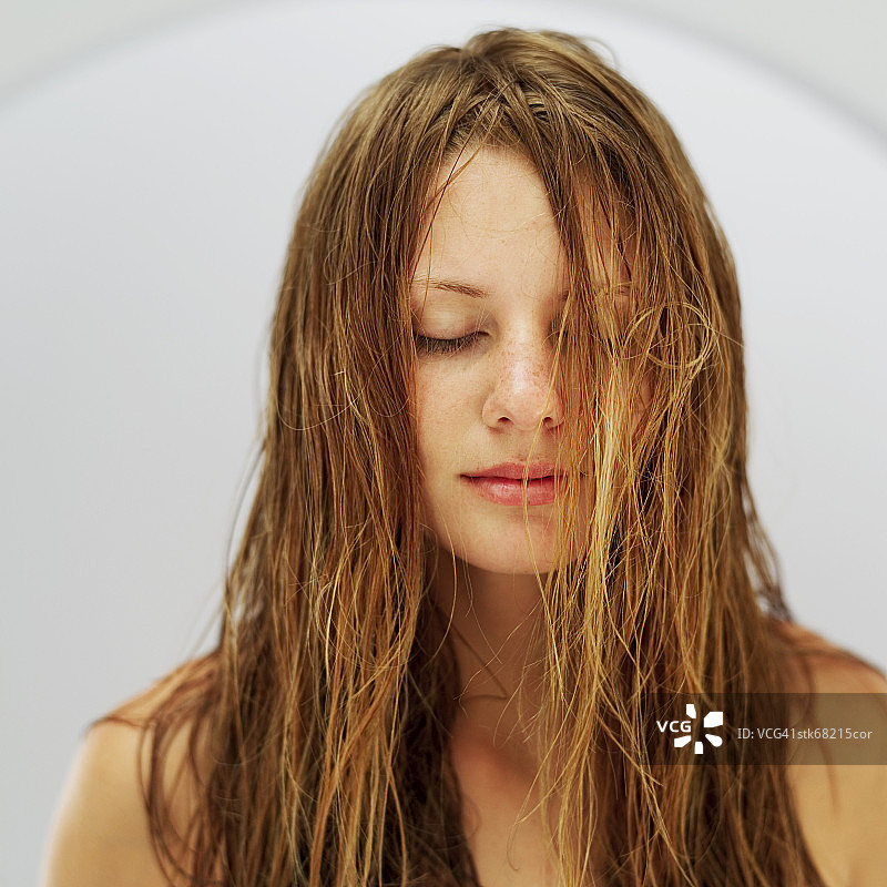 闭着眼睛的女人图片素材